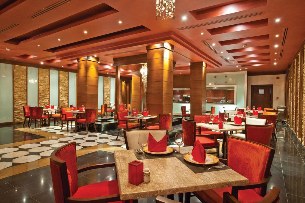 Sunrise Arabian Beach Resort Sharm el-Sheikh Exteriör bild The restaurant at the hotel