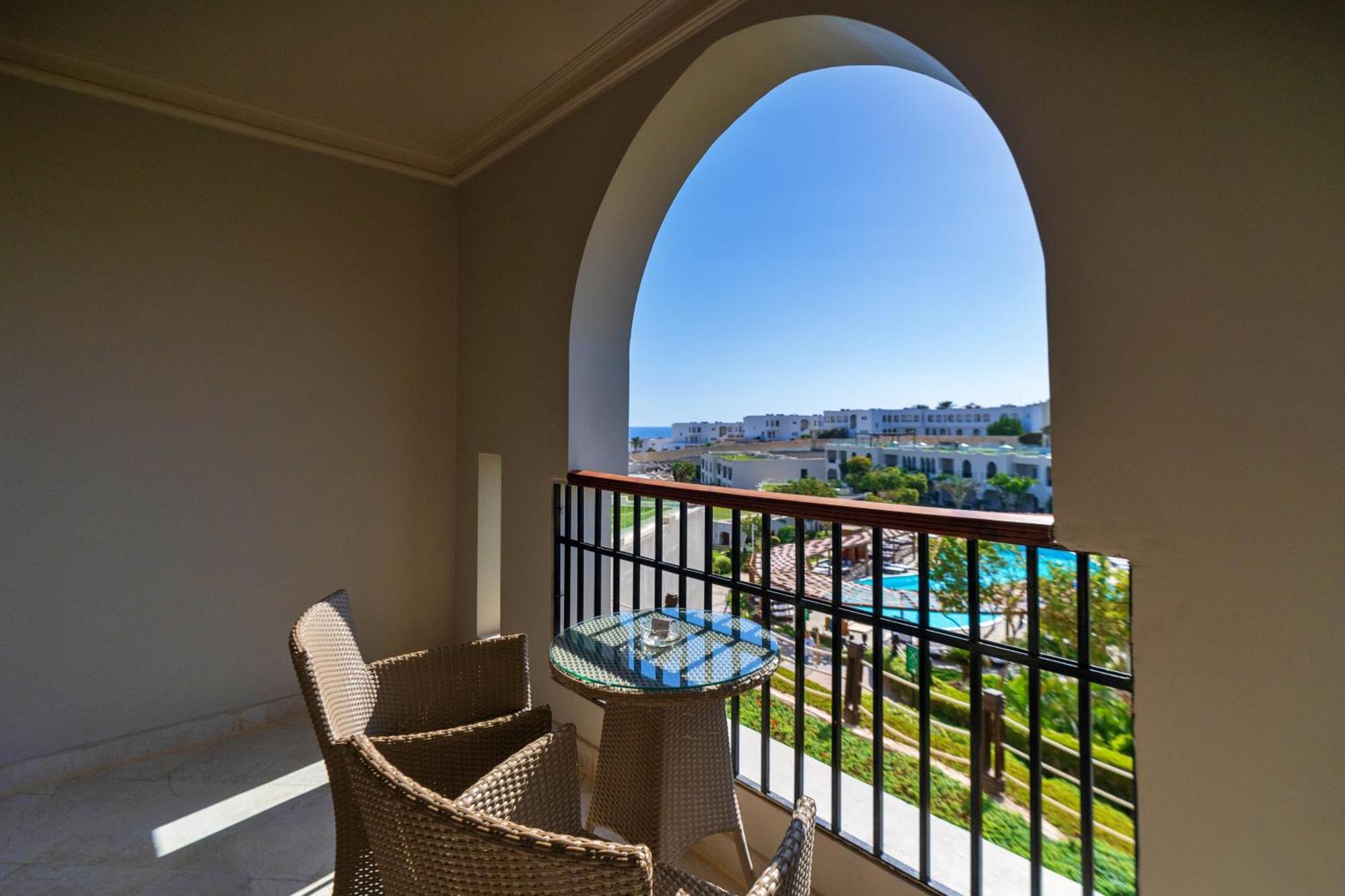 Sunrise Arabian Beach Resort Sharm el-Sheikh Exteriör bild Balcony of a hotel room